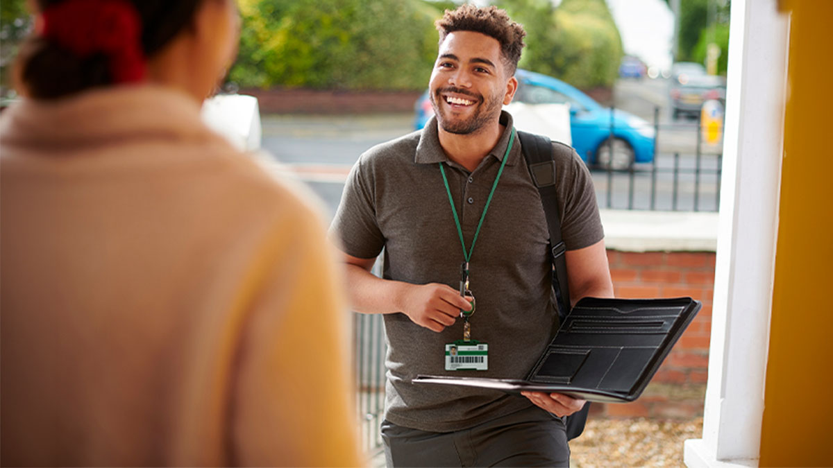 Vendedor porta a porta e cliente